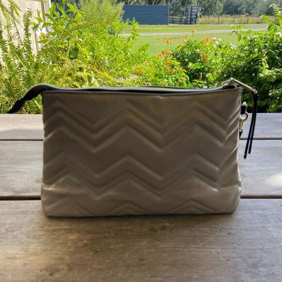 Betsey Johnson Taupe Quilted Clutch Purse Cosmetic Bag NEW NWOT Black - Picture 3 of 6